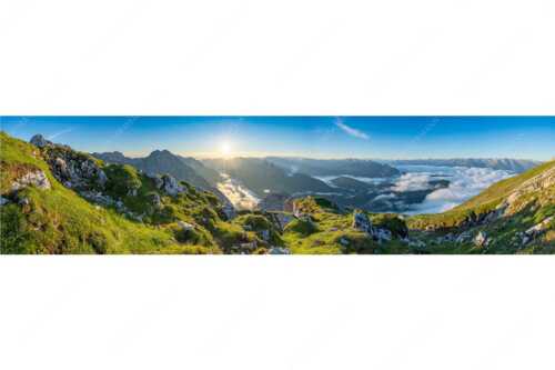 Blick von der Gehrenspitze im Wetterstein übers Leutaschtal in den Sonnenaufgang - Gehrenspitzmorgen - Seitenverhältnis 4:1 - Gehrenspitze mit Leutaschtal - weitere Infos unter https://www.kriner-weiermann.de