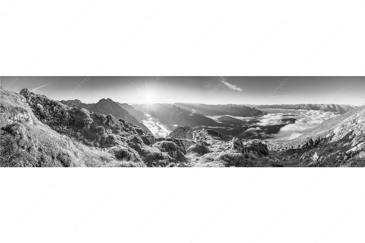 Gehrenspitzmorgen – Seitenverhältnis 4:1 — Gehrenspitze mit Leutaschtal Blick von der Gehrenspitze im Wetterstein übers Leutaschtal in den Sonnenaufgang