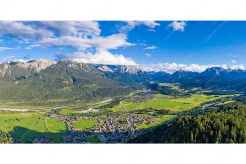 Blick über Oberes Isartal ins Karwendel- und Wettersteingebirge - Gelobtes Land - Seitenverhältnis 2:1 - Wallgau und Krün im Oberen Isartal - weitere Infos unter https://www.kriner-weiermann.de