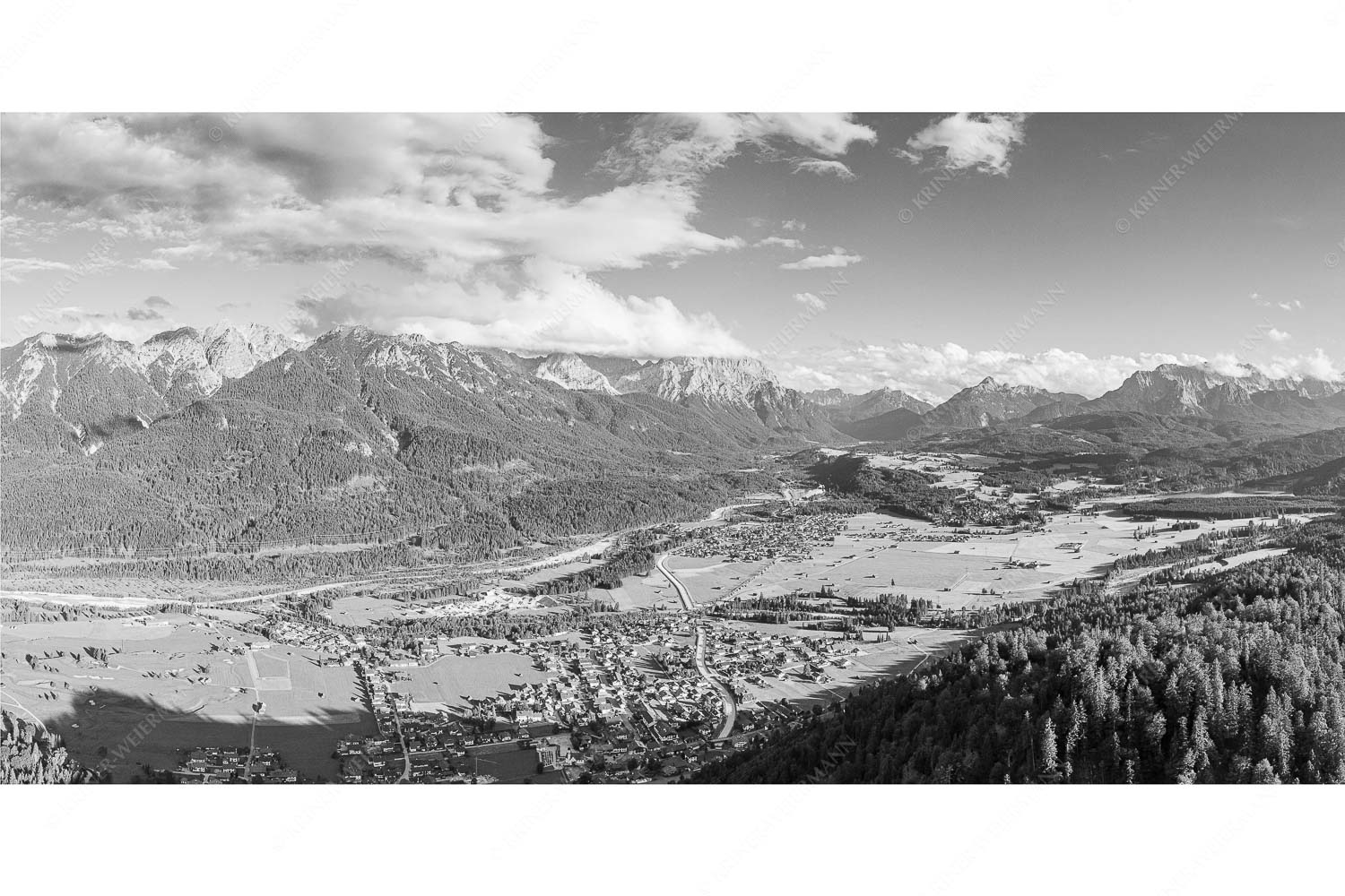 Gelobtes Land – Seitenverhältnis 2:1 — Wallgau und Krün im Oberen Isartal Blick über Oberes Isartal ins Karwendel- und Wettersteingebirge
