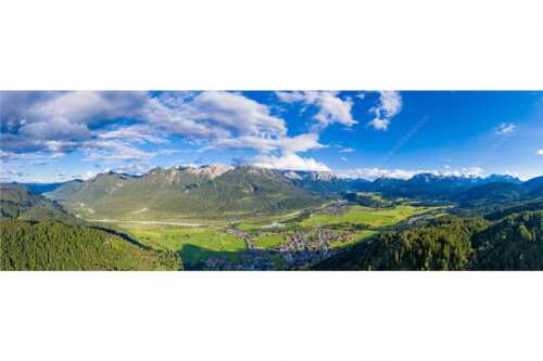 Blick über Oberes Isartal ins Karwendel- und Wettersteingebirge - Gelobtes Land - Seitenverhältnis 3:1 - Wallgau und Krün im Oberen Isartal - weitere Infos unter https://www.kriner-weiermann.de