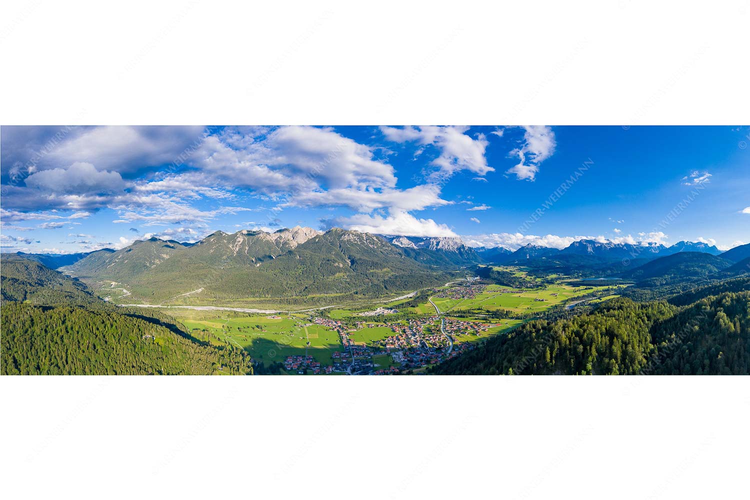 Blick über Oberes Isartal ins Karwendel- und Wettersteingebirge