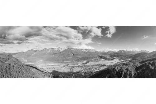 Blick über Oberes Isartal ins Karwendel- und Wettersteingebirge - Gelobtes Land - Seitenverhältnis 3:1 - Wallgau und Krün im Oberen Isartal - weitere Infos unter https://www.kriner-weiermann.de