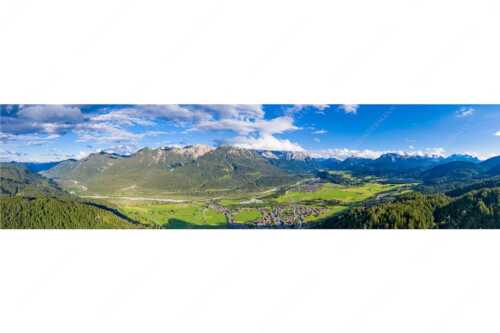 Blick über Oberes Isartal ins Karwendel- und Wettersteingebirge - Gelobtes Land - Seitenverhältnis 4:1 - Wallgau und Krün im Oberen Isartal - weitere Infos unter https://www.kriner-weiermann.de