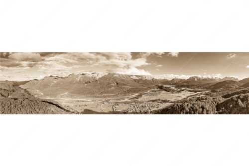 Blick über Oberes Isartal ins Karwendel- und Wettersteingebirge - Gelobtes Land - Seitenverhältnis 4:1 - Wallgau und Krün im Oberen Isartal - weitere Infos unter https://www.kriner-weiermann.de