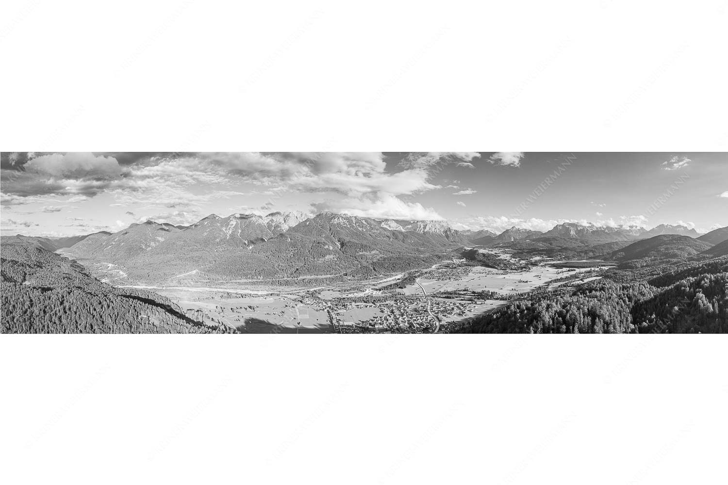 Blick über Oberes Isartal ins Karwendel- und Wettersteingebirge