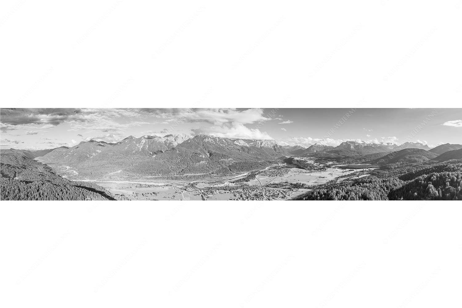 Blick über Oberes Isartal ins Karwendel- und Wettersteingebirge