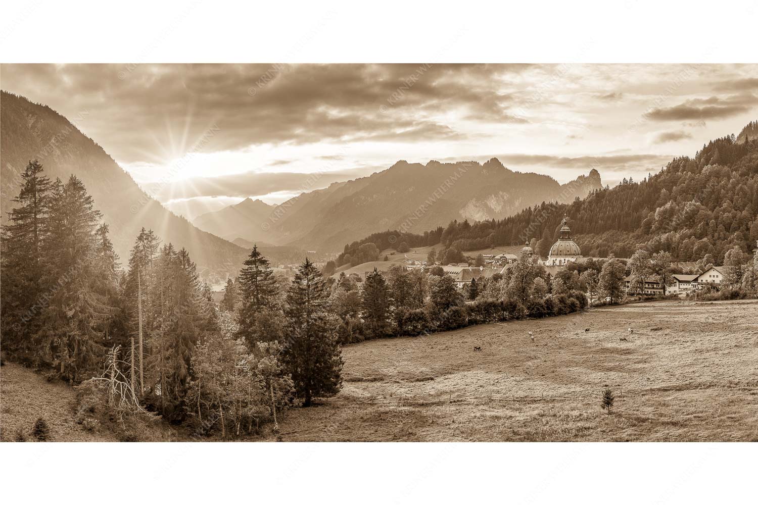 Blick über Kloster Ettal zum Kofel und ins Graswangtal