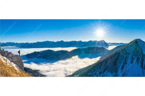Blick über Wank ins Wettersteingebirge - Genuss - Seitenverhältnis 2,5:1 - Bergsteiger im Estergebirge über Nebelmeer - weitere Infos unter https://www.kriner-weiermann.de