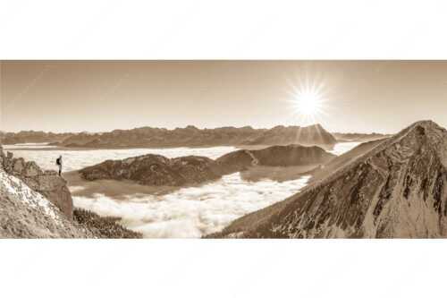 Blick über Wank ins Wettersteingebirge - Genuss - Seitenverhältnis 2,5:1 - Bergsteiger im Estergebirge über Nebelmeer - weitere Infos unter https://www.kriner-weiermann.de