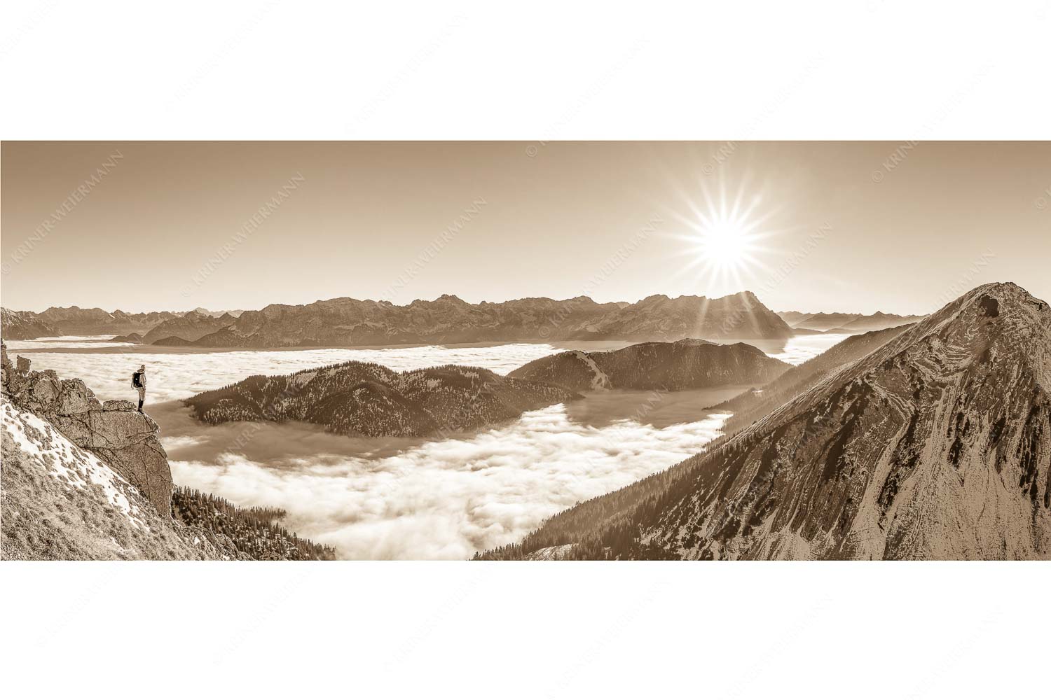 Blick über Wank ins Wettersteingebirge - Genuss - Seitenverhältnis 2,5:1 - Bergsteiger im Estergebirge über Nebelmeer - weitere Infos unter https://www.kriner-weiermann.de