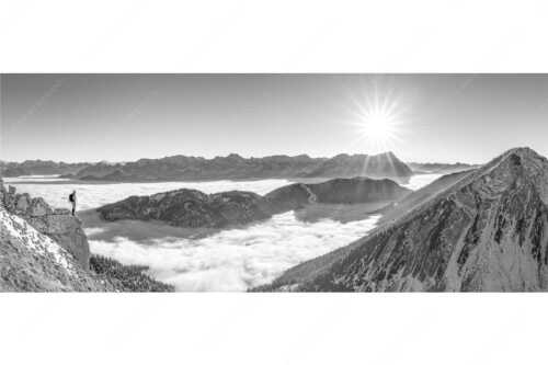 Blick über Wank ins Wettersteingebirge - Genuss - Seitenverhältnis 2,5:1 - Bergsteiger im Estergebirge über Nebelmeer - weitere Infos unter https://www.kriner-weiermann.de