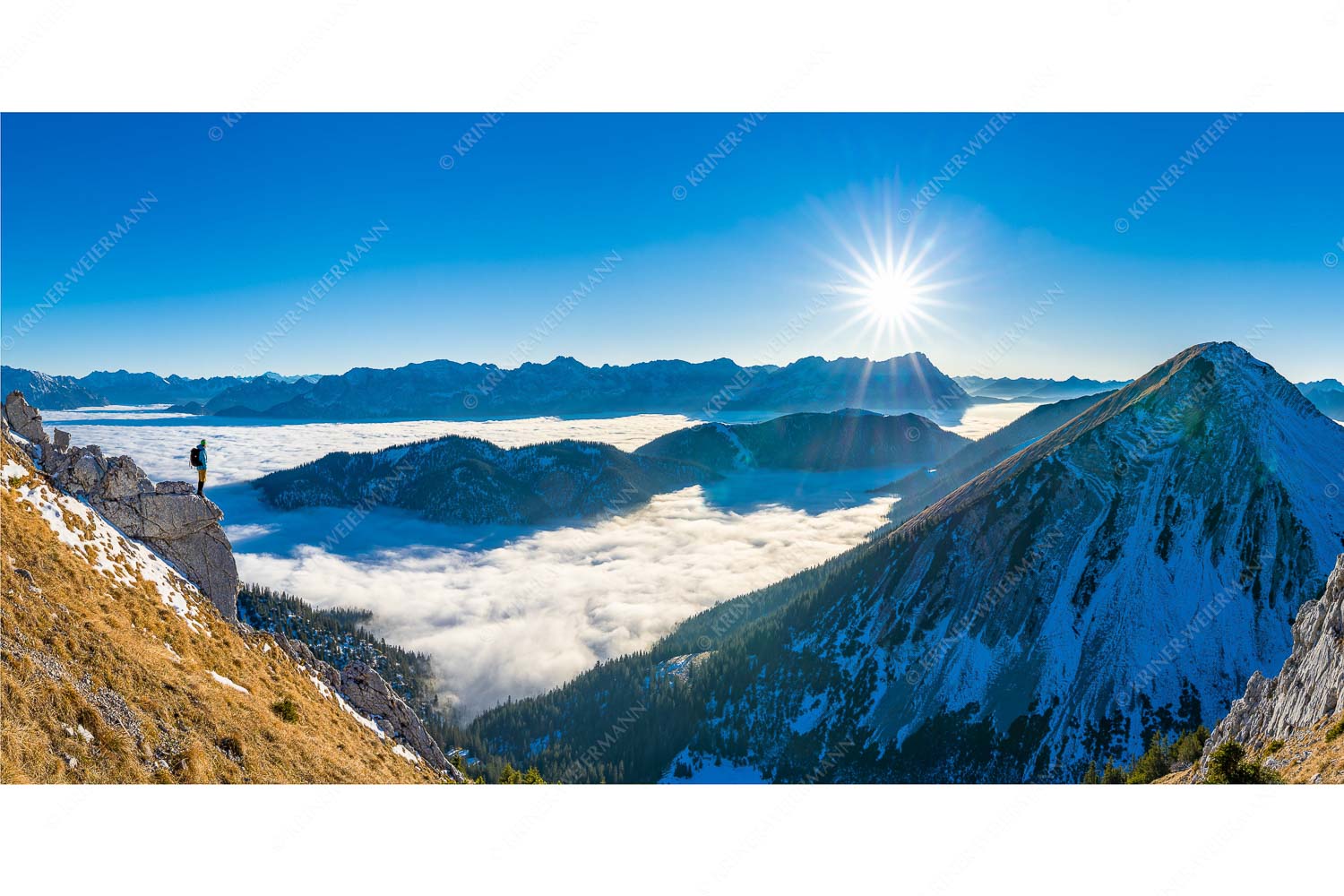 Genuss – Seitenverhältnis 2:1 — Bergsteiger im Estergebirge über Nebelmeer Blick über Wank ins Wettersteingebirge