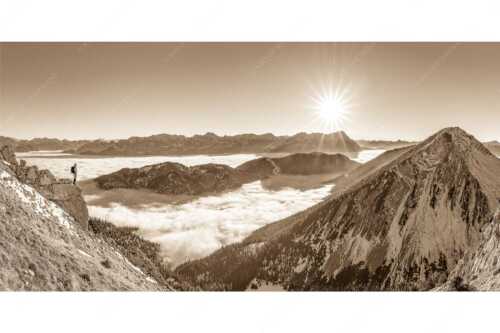 Blick über Wank ins Wettersteingebirge - Genuss - Seitenverhältnis 2:1 - Bergsteiger im Estergebirge über Nebelmeer - weitere Infos unter https://www.kriner-weiermann.de