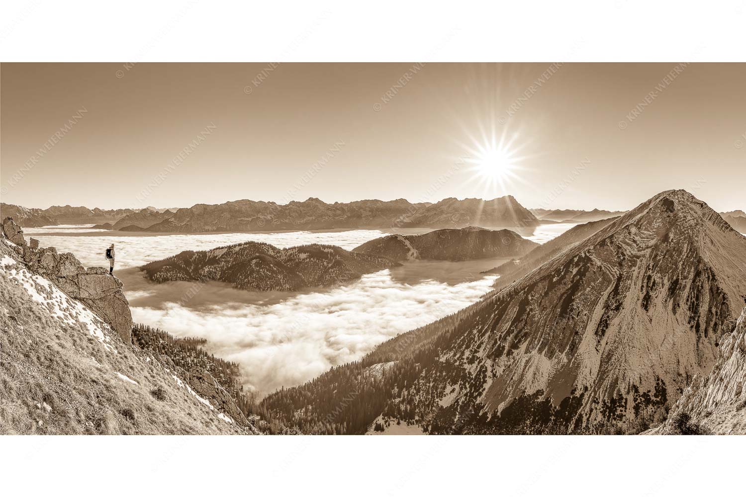 Genuss – Seitenverhältnis 2:1 — Bergsteiger im Estergebirge über Nebelmeer Blick über Wank ins Wettersteingebirge