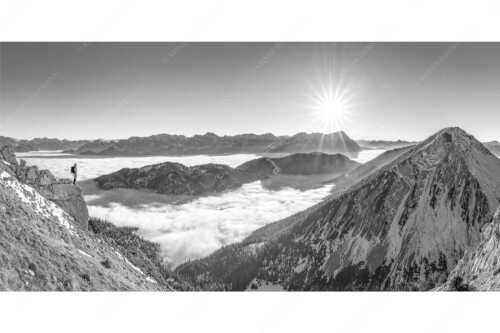 Blick über Wank ins Wettersteingebirge - Genuss - Seitenverhältnis 2:1 - Bergsteiger im Estergebirge über Nebelmeer - weitere Infos unter https://www.kriner-weiermann.de