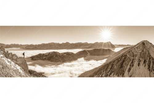 Blick über Wank ins Wettersteingebirge - Genuss - Seitenverhältnis 3:1 - Bergsteiger im Estergebirge über Nebelmeer - weitere Infos unter https://www.kriner-weiermann.de