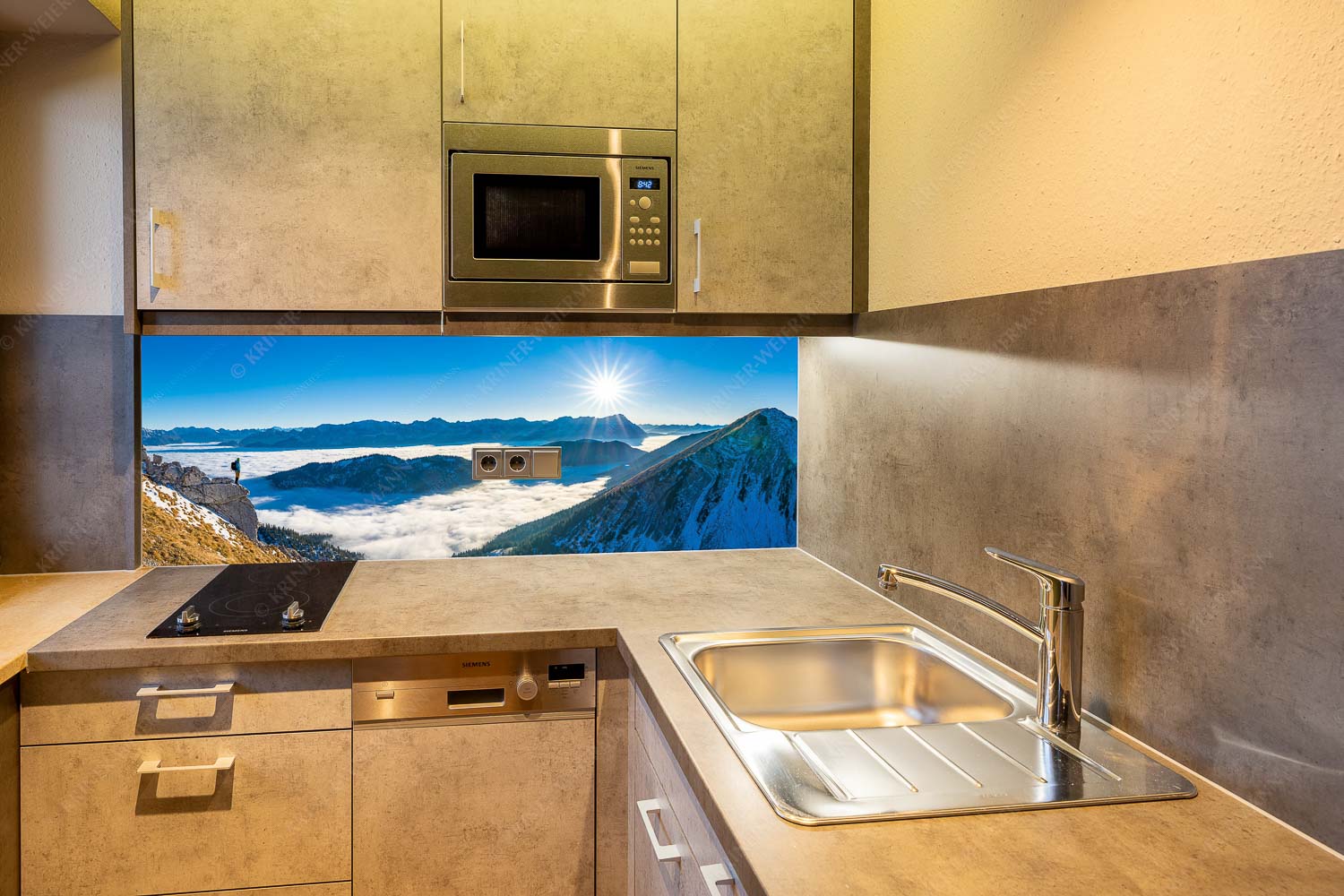 Genuss – Größe ca. 150x60cm, Seitenverhältnis 2,5:1 — Bergsteiger im Estergebirge über Nebelmeer Blick über Wank ins Wettersteingebirge - Genuss - Größe ca. 150x60cm, Seitenverhältnis 2,5:1 - Bergsteiger im Estergebirge über Nebelmeer - weitere Infos unter https://www.kriner-weiermann.de