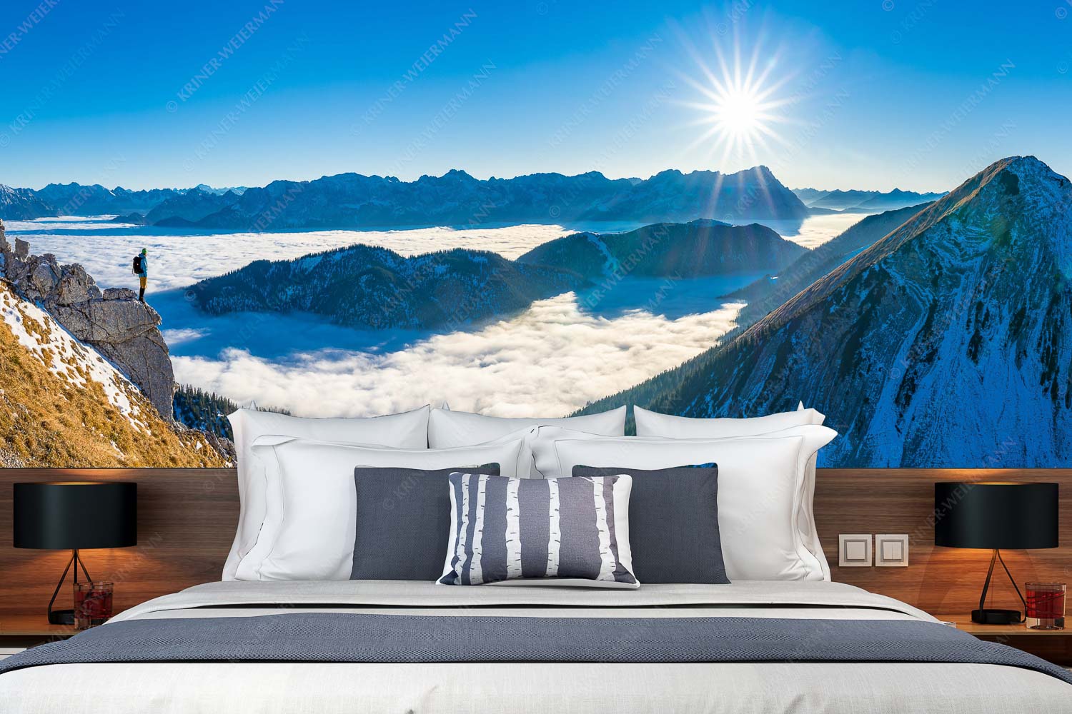 Genuss – Größe ca. 350x140cm, Seitenverhältnis 2,5:1 — Bergsteiger im Estergebirge über Nebelmeer Blick über Wank ins Wettersteingebirge - Genuss - Größe ca. 350x140cm, Seitenverhältnis 2,5:1 - Bergsteiger im Estergebirge über Nebelmeer - weitere Infos unter https://www.kriner-weiermann.de