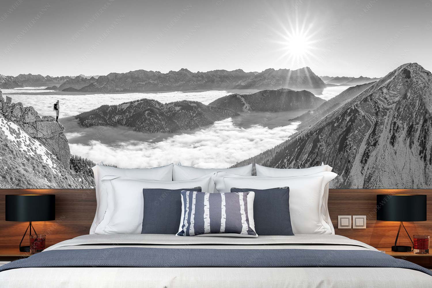 Genuss – Größe ca. 350x140cm, Seitenverhältnis 2,5:1 — Bergsteiger im Estergebirge über Nebelmeer Blick über Wank ins Wettersteingebirge - Genuss - Größe ca. 350x140cm, Seitenverhältnis 2,5:1 - Bergsteiger im Estergebirge über Nebelmeer - weitere Infos unter https://www.kriner-weiermann.de