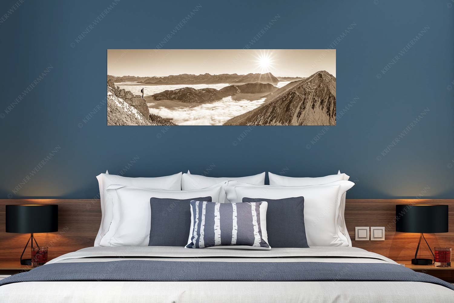 Genuss – Größe ca. 180x60cm, Seitenverhältnis 3:1 — Bergsteiger im Estergebirge über Nebelmeer Blick über Wank ins Wettersteingebirge - Genuss - Größe ca. 180x60cm, Seitenverhältnis 3:1 - Bergsteiger im Estergebirge über Nebelmeer - weitere Infos unter https://www.kriner-weiermann.de