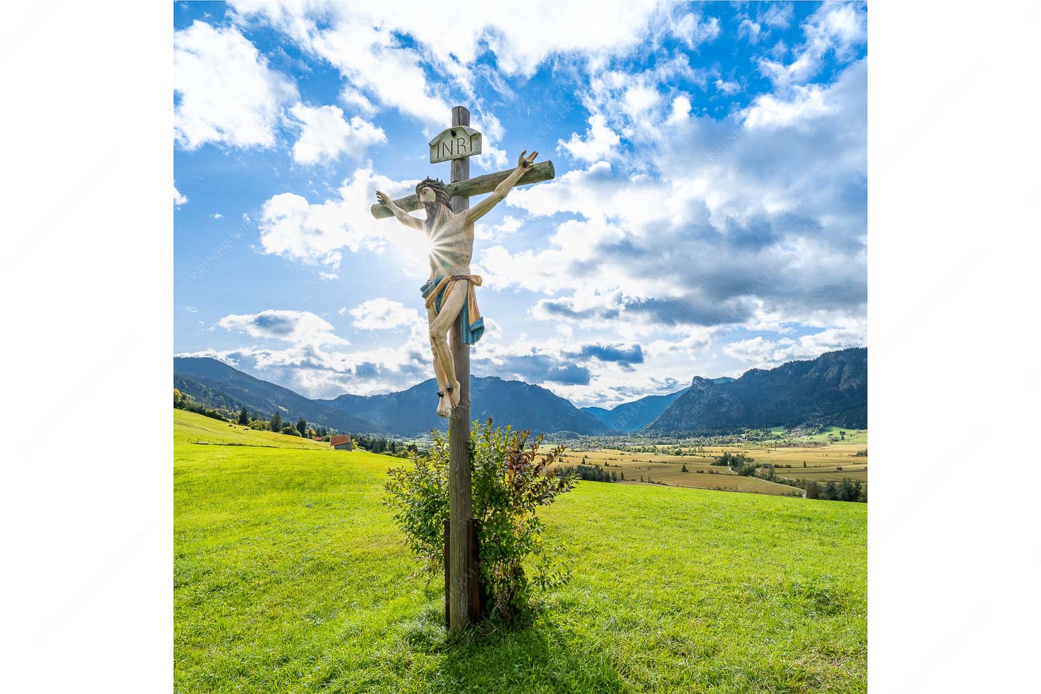 Georg Meßner Kreuz – Seitenverhältnis 1:1 — Wegkreuz im Ammergau Feldkreuz bei Unterammergau mit Blick auf den Kofel