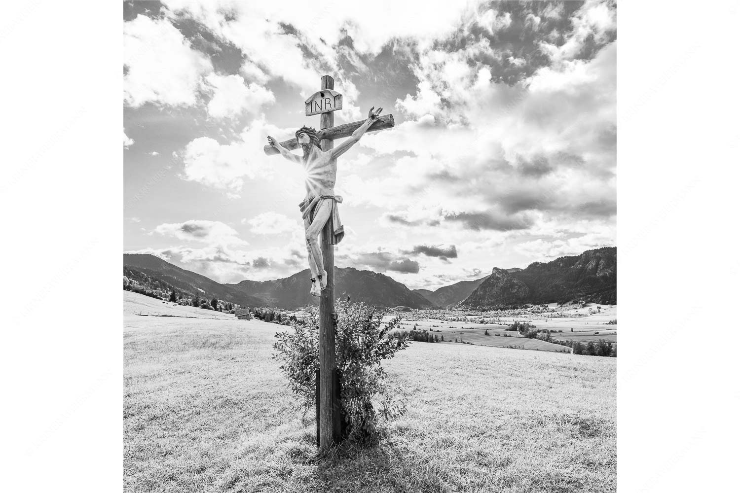 Georg Meßner Kreuz – Seitenverhältnis 1:1 — Wegkreuz im Ammergau Feldkreuz bei Unterammergau mit Blick auf den Kofel