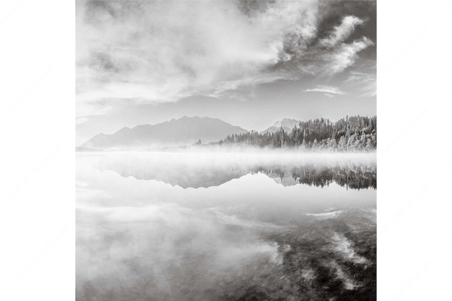 Gespiegelt – Seitenverhältnis 1:1 — Spiegelung am Barmsee mit Soierngebirge Sommermorgen am Barmsee mit Soiern- und Karwendelgebirge