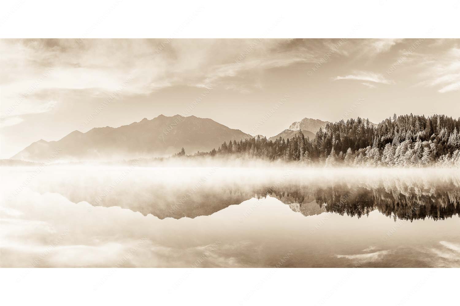 Gespiegelt – Seitenverhältnis 2:1 — Spiegelung am Barmsee mit Soierngebirge Sommermorgen am Barmsee mit Soiern- und Karwendelgebirge
