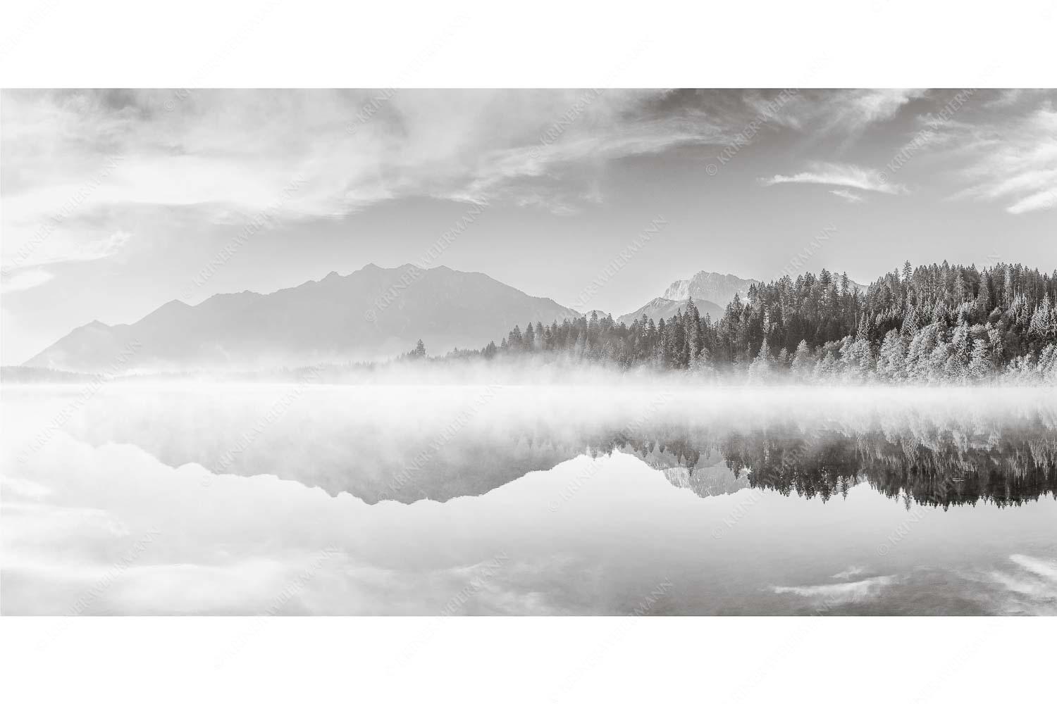 Gespiegelt – Seitenverhältnis 2:1 — Spiegelung am Barmsee mit Soierngebirge Sommermorgen am Barmsee mit Soiern- und Karwendelgebirge