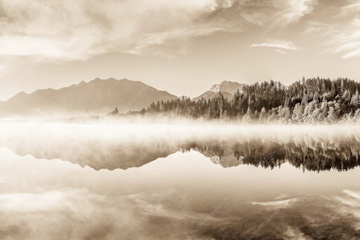 Gespiegelt – Seitenverhältnis 3:2 — Spiegelung am Barmsee mit Soierngebirge Sommermorgen am Barmsee mit Soiern- und Karwendelgebirge