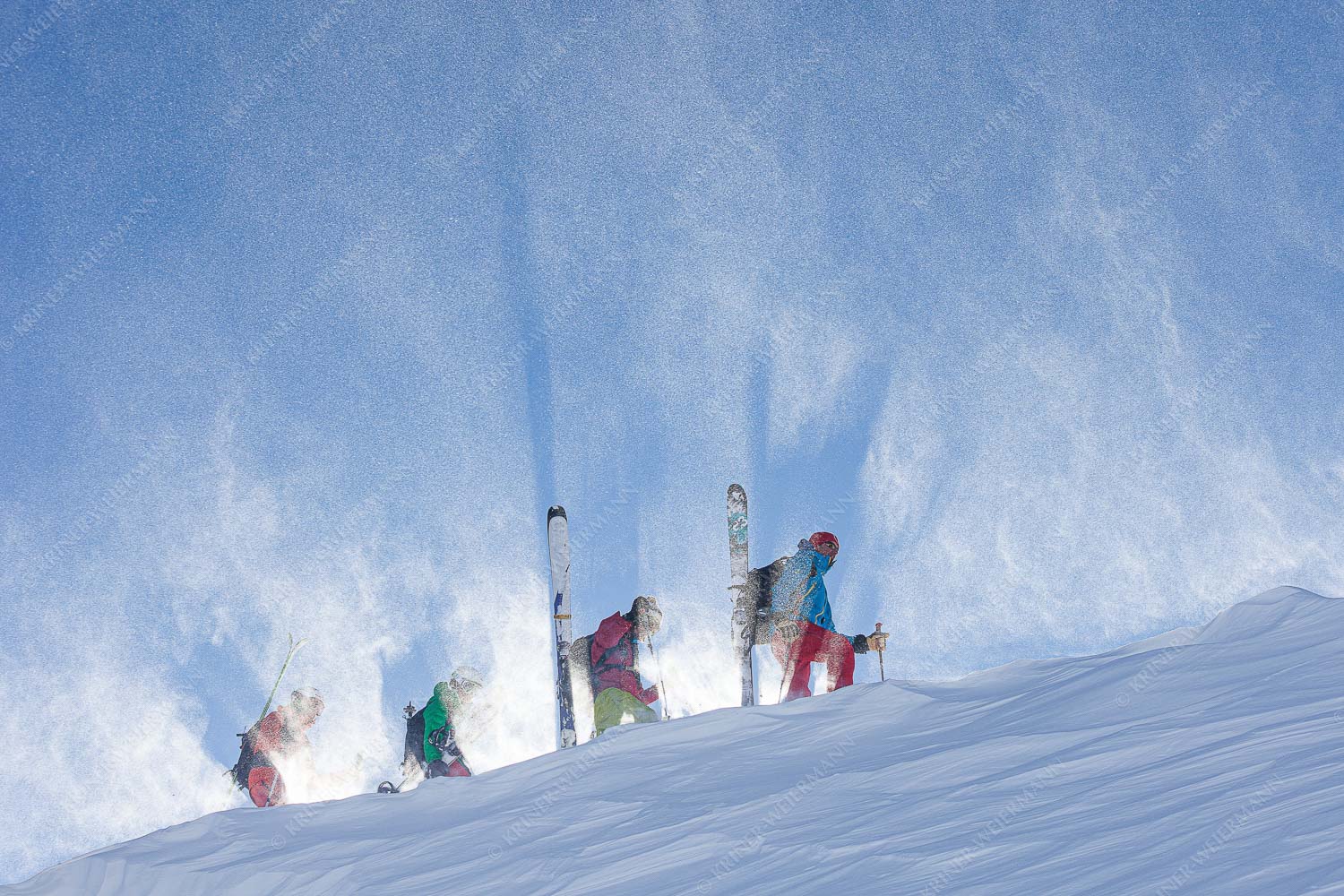 Seitenverhältnis 3:2 — Skitour Schneeverfrachtung beim Aufstieg über den Grat