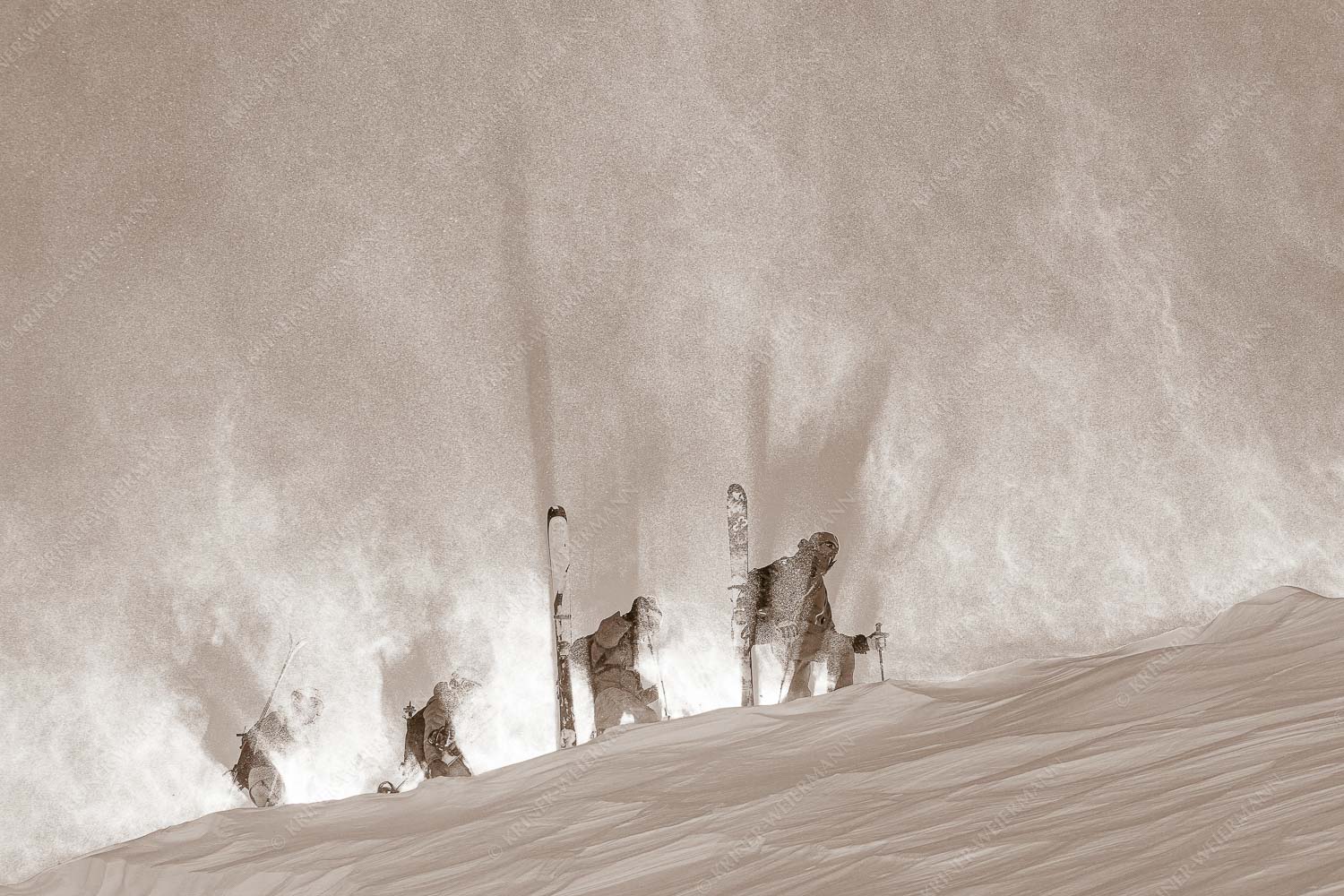 Seitenverhältnis 3:2 — Skitour Schneeverfrachtung beim Aufstieg über den Grat