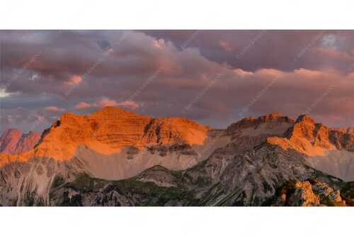 Warmes letztes Tageslicht an der Soiernspitze und im Soierngebirge - Gewaltig - Seitenverhältnis 2:1 - Grandiose Abendstimmung im Soierngebirge - weitere Infos unter https://www.kriner-weiermann.de