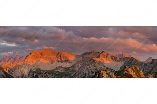 Warmes letztes Tageslicht an der Soiernspitze und im Soierngebirge - Gewaltig - Seitenverhältnis 3:1 - Grandiose Abendstimmung im Soierngebirge - weitere Infos unter https://www.kriner-weiermann.de