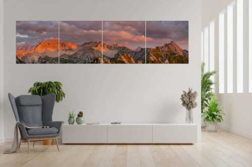 Warmes letztes Tageslicht an der Soiernspitze und im Soierngebirge - Gewaltig - 4er Split, Größe ca. 280x70cm, Seitenverhältnis 4: - Grandiose Abendstimmung im Soierngebirge - weitere Infos unter https://www.kriner-weiermann.de