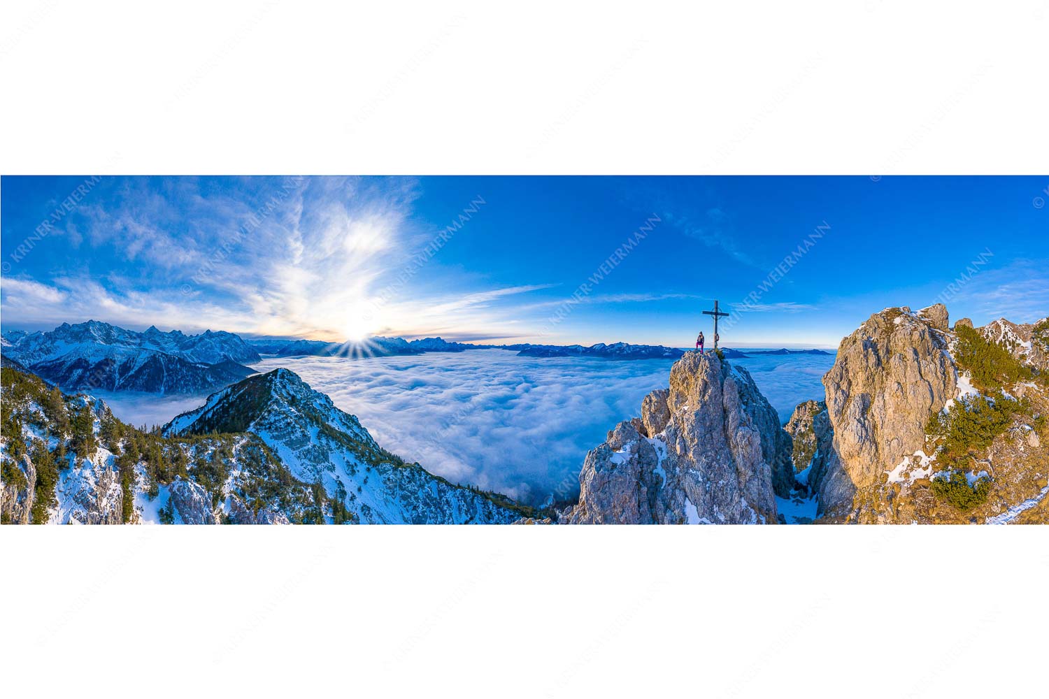 Glückseligkeit – Seitenverhältnis 3:1 — Bergsteiger am Signalkopf Blick vom Signalkopf über Wolkenmeer zum Sonnenuntergang im Wetterstein
