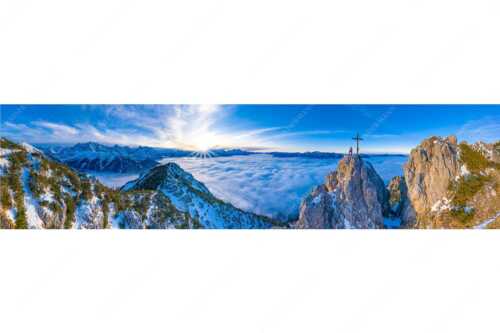 Blick vom Signalkopf über Wolkenmeer zum Sonnenuntergang im Wetterstein - Glückseligkeit - Seitenverhältnis 4:1 - Bergsteiger am Signalkopf - weitere Infos unter https://www.kriner-weiermann.de