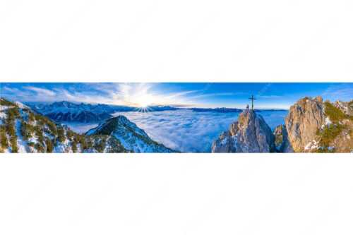 Blick vom Signalkopf über Wolkenmeer zum Sonnenuntergang im Wetterstein - Glückseligkeit - Seitenverhältnis 5:1 - Bergsteiger am Signalkopf - weitere Infos unter https://www.kriner-weiermann.de