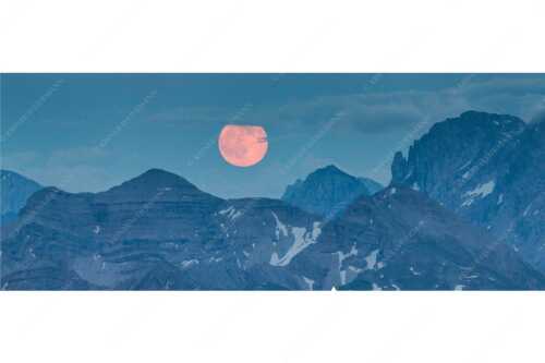 Vollmondaufgang hinter Soiernspitze und Östlicher Karwendelspitze - Glutmond - Seitenverhältnis 2,5:1 - Vollmond mit Soiernspitze - weitere Infos unter https://www.kriner-weiermann.de
