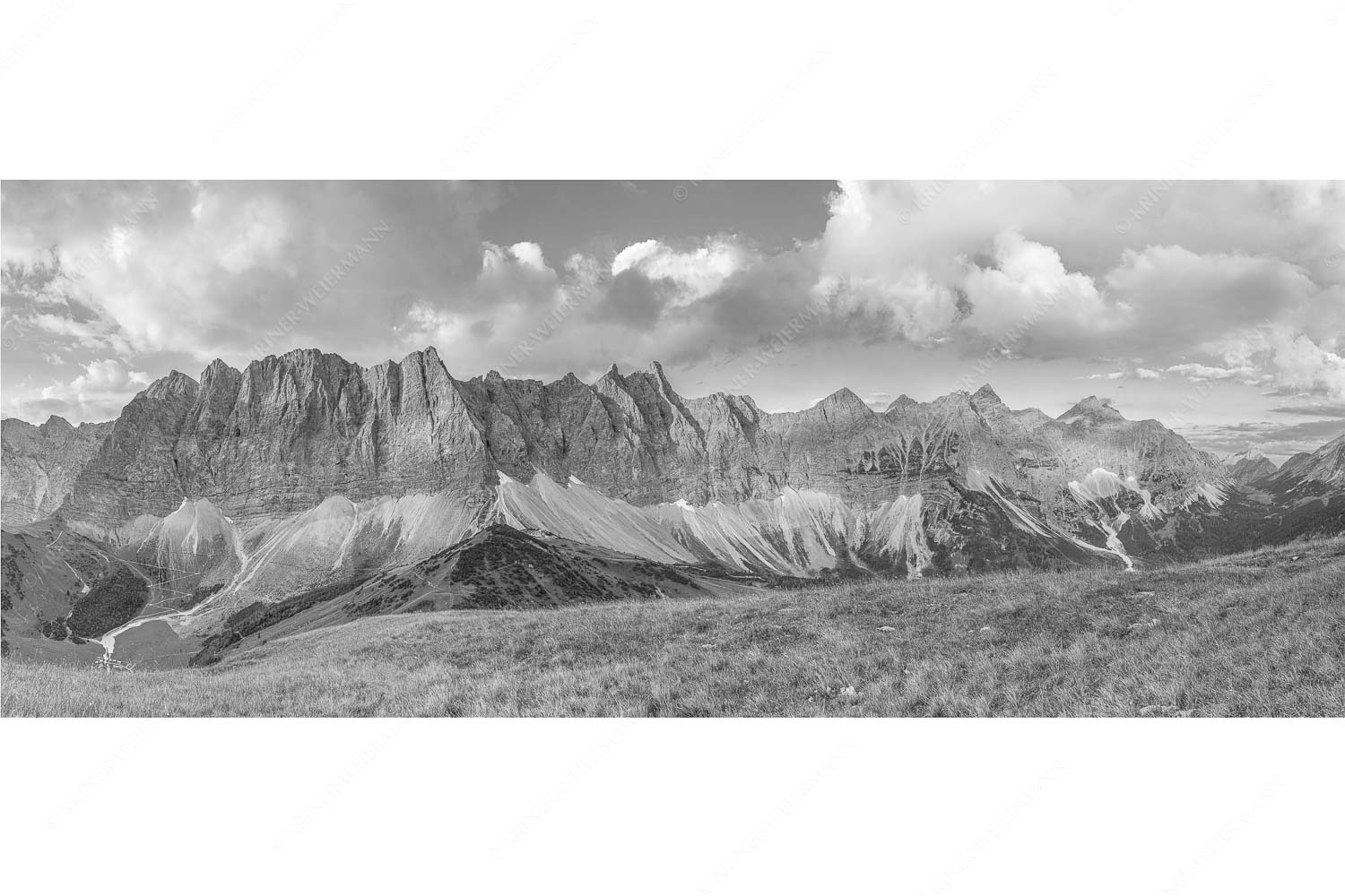 Goldene Kette – Seitenverhältnis 2,5:1 — Karwendel Hauptkamm mit Laliderer Sonnenaufgang mit Lalidererkette im Karwendel