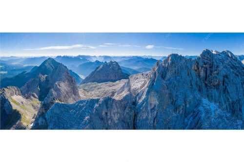 Dreitorspitzen mit Meilerhütte, Öfeleköpfe und Wettersteingrat im Wettersteingebirge - Grate - Seitenverhältnis 2,5:1 - Dreitorspitze Meilerhütte und Wettersteingrat - weitere Infos unter https://www.kriner-weiermann.de