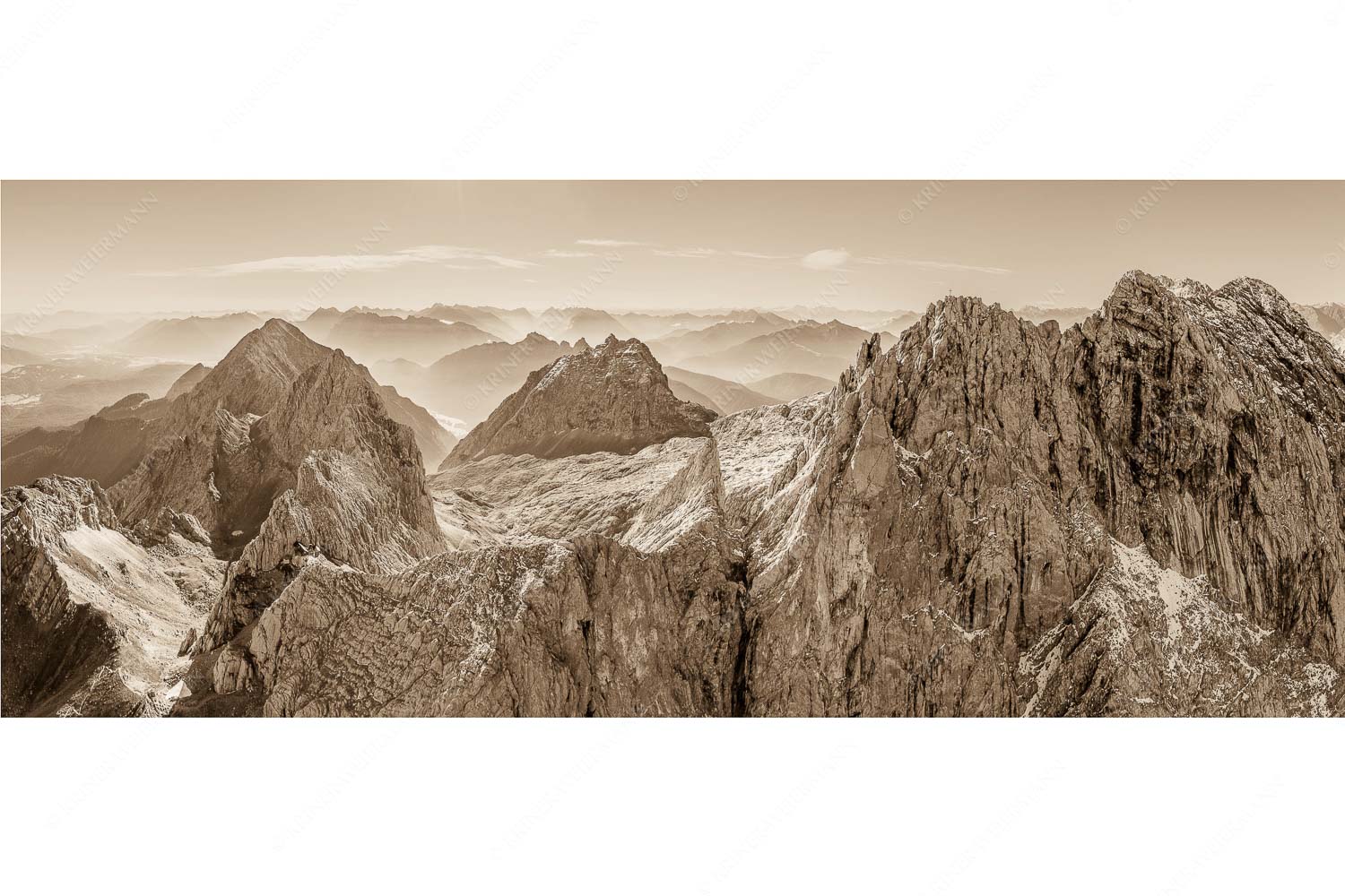 Grate – Seitenverhältnis 2,5:1 — Dreitorspitze Meilerhütte und Wettersteingrat Dreitorspitzen mit Meilerhütte, Öfeleköpfe und Wettersteingrat im Wettersteingebirge