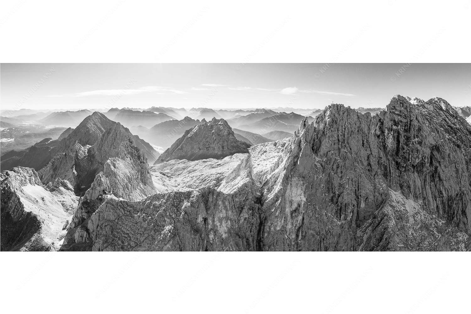 Dreitorspitzen mit Meilerhütte, Öfeleköpfe und Wettersteingrat im Wettersteingebirge