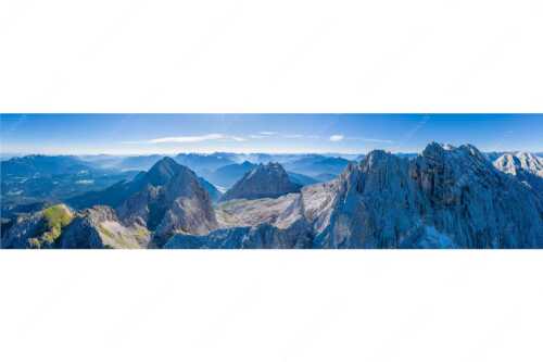 Dreitorspitzen mit Meilerhütte, Öfeleköpfe und Wettersteingrat im Wettersteingebirge - Grate - Seitenverhältnis 4:1 - Dreitorspitze Meilerhütte und Wettersteingrat - weitere Infos unter https://www.kriner-weiermann.de