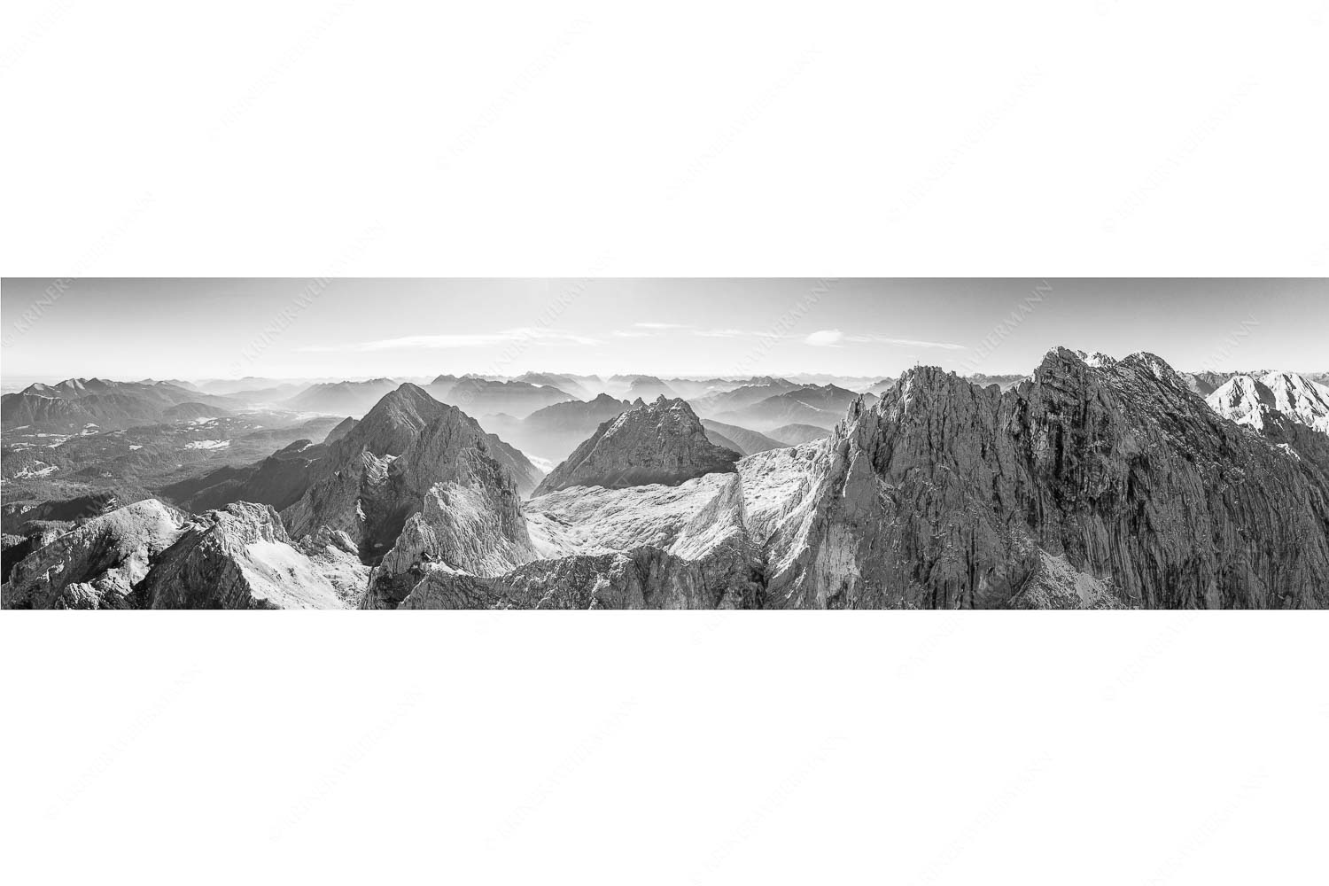 Dreitorspitzen mit Meilerhütte, Öfeleköpfe und Wettersteingrat im Wettersteingebirge