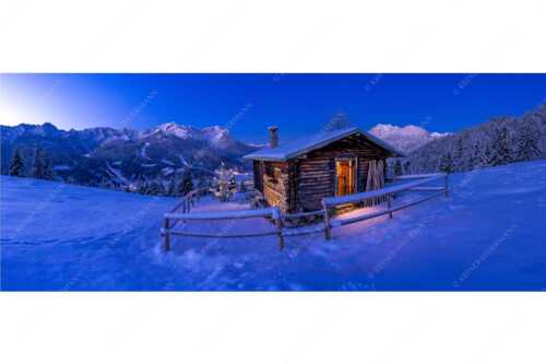 Eckenhütte mit Garmisch-Partenkirchen und Zugspitzmassiv - Griabig - Seitenverhältnis 2,5:1 - Advent an der Eckenhütte mit Zugspitze - weitere Infos unter https://www.kriner-weiermann.de