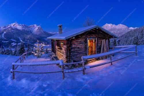 Eckenhütte mit Garmisch-Partenkirchen und Zugspitzmassiv - Griabig - Seitenverhältnis 3:2 - Advent an der Eckenhütte mit Zugspitze - weitere Infos unter https://www.kriner-weiermann.de