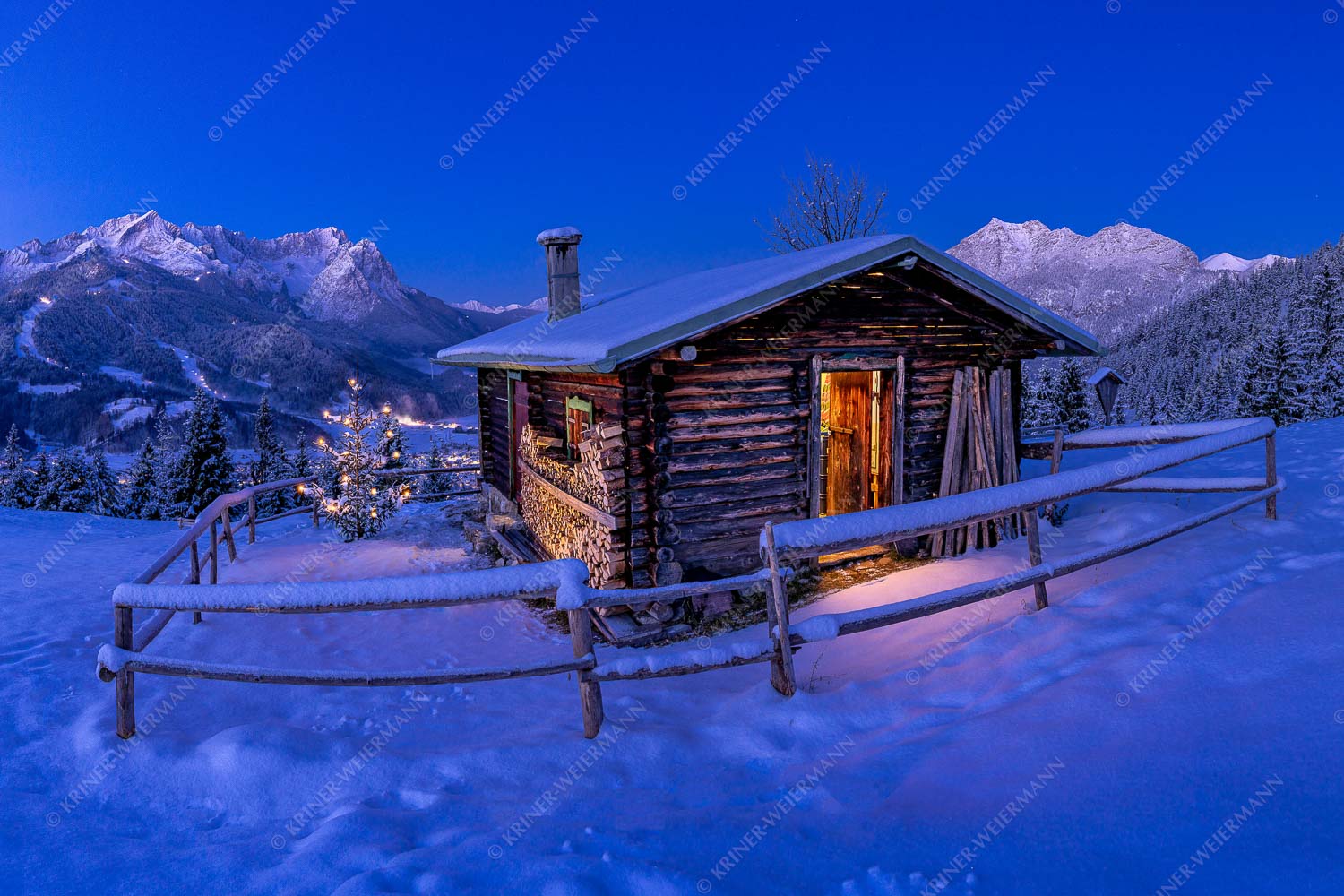 Eckenhütte mit Garmisch-Partenkirchen und Zugspitzmassiv - Griabig - Seitenverhältnis 3:2 - Advent an der Eckenhütte mit Zugspitze - weitere Infos unter https://www.kriner-weiermann.de