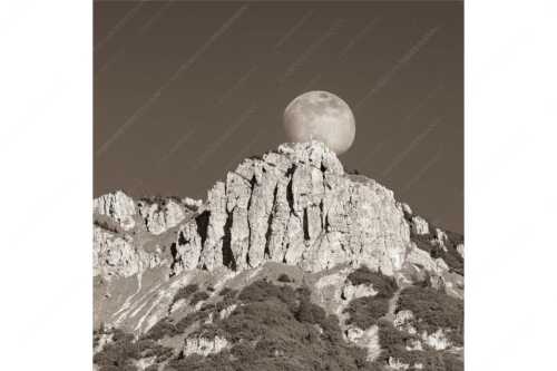 Aufgehender Vollmond hinter Signalkopf mit Wanderer am Gipfel - Große Sache - Seitenverhältnis 1:1 - Vollmond mit Signalkopf - weitere Infos unter https://www.kriner-weiermann.de